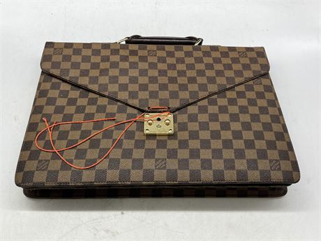 LOUIS VUITTON BAG - MISSING LATCH TO KEEP CLOSED - AUTHENTICATION UNKNOWN