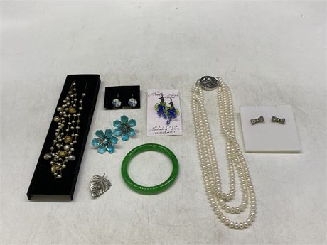 8 PEICES OF ASSORTED JEWELRY - INCLUDES VINTAGE, JADE