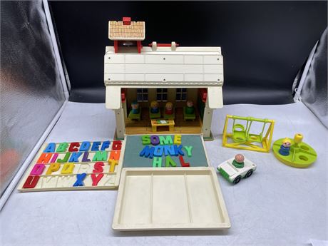 FISHER PRICE #923 PLAY FAMILY SCHOOL HOUSE WITH LITTLE PEOPLE, ETC