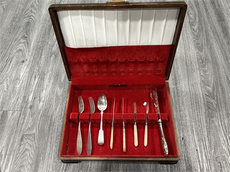 VINTAGE CUTLERY BOX W/ CONTENTS - 5 PIECES MARKED STERLING