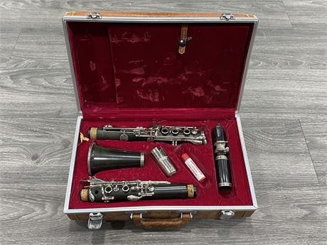 VINTAGE CLARINET W/CASE (AS IS)