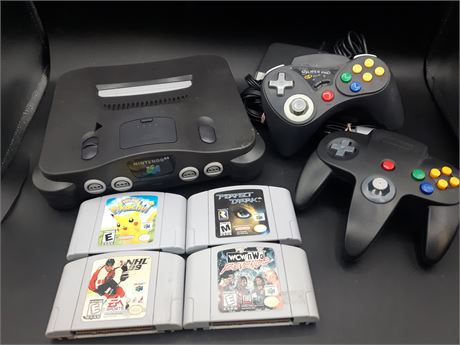 N64 CONSOLE WITH GAMES - WORKING (SHELL SLIGHTLY CRACKED)