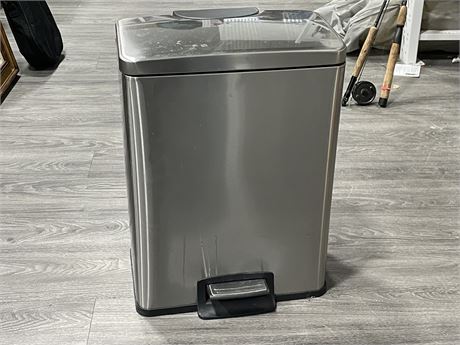 STAINLESS STEEL SOFT CLOSE TRASH CAN (16”x11”x23”)