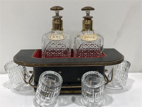VINTAGE 1950’s RETRO MUSICAL MINI BAR WITH 2 DECANTERS AND GLASSES