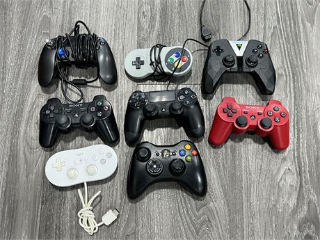LOT OF VIDEO GAME CONTROLLERS - UNTESTED