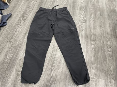 THE NORTH FACE CONVERTIBLE PANTS SIZE M