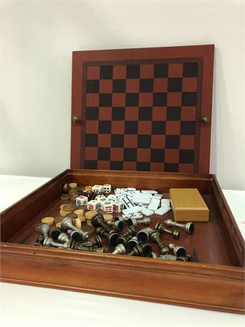 ASSORTED GAMES BOARD (CHESS,CHECKERS, etc..)