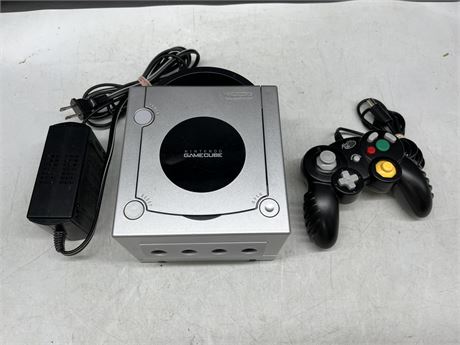 NINTENDO GAME CUBE WITH CONTROLLER