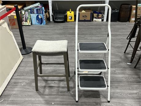 COLLAPSABLE STEP LADDER & STOOL (28” tall)
