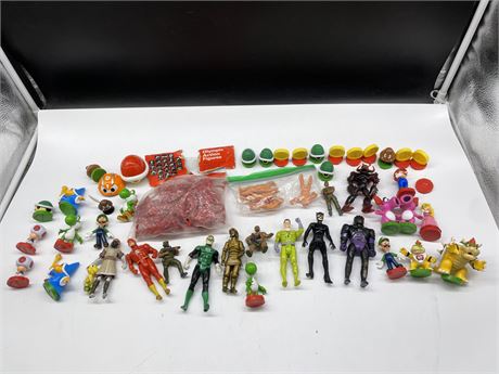 LOT SUPER MARIO CHESS PIECES + ASSORTED LOT OF SCTION FIGURES