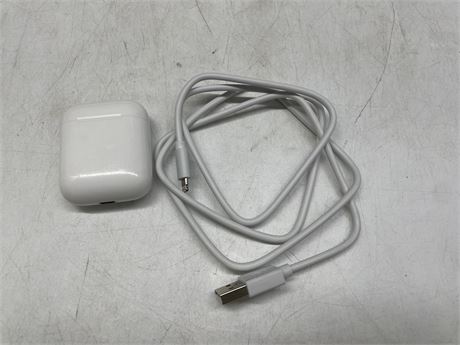 2ND GENERATION APPLE AIRPODS W/ CHARGER