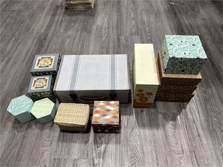 LOT OF NEW GIFT BOXES - LARGEST 17”x12”