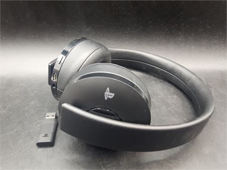 WIRELESS SONY HEADSET - EXCELLENT CONDITION - PS4