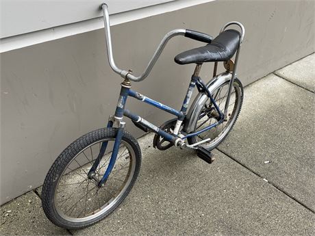 VINTAGE BANANA SEAT CRUISER BIKE (FLAT TIRES)