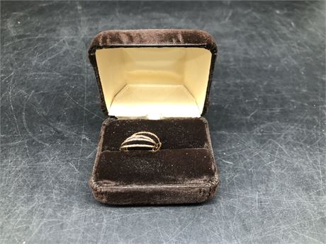 10KT GOLD RING SIZE 6.5