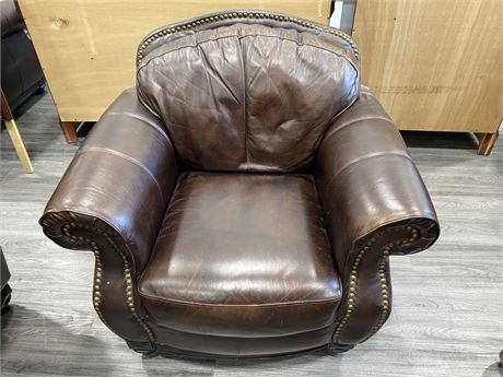 HIGH QUALITY BROWN LEATHER CUSHIONED CHAIR (36”x43”x38”)