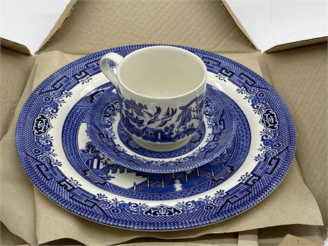 NIB BLUE WILLOW PLATE, CUP, + SAUCER MADE IN ENGLAND