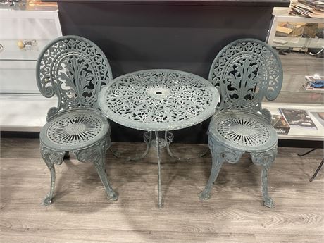 METAL TABLE 26”x25” & 2 CHAIRS 15”x34”