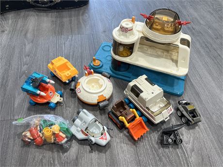 VINTAGE 1980s SPACE STATION W/ACCESSORIES & FIGURES “PLAYWORLD TOYS”