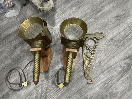 PAIR OF VINTAGE BRASS & GLASS WALL SCONCES + VERY HEAVY SOLID BRASS HANGER 14”x8