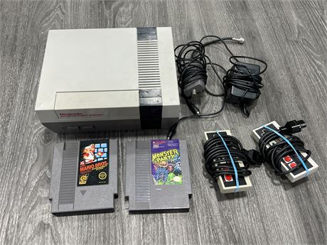 NES COMPLETE W/2 GAMES
