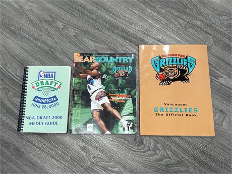 2 VANCOUVER GRIZZLIES MAGAZINES / BOOKS + VINTAGE NBA DRAFT GUIDE