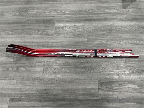 5 BRAND NEW RIGHT HANDED YOUTH HOCKEY STICKS - SPECS IN PHOTOS