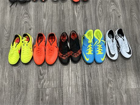 5 BRAND NEW PAIRS OF NIKE & ADIDAS YOUTH SIZED CLEATS - ASSORTED LOW SIZED YOUTH