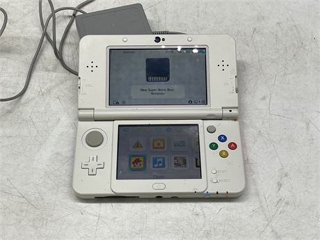 NINTENDO 3DS SYSTEM WITH CHARGER & SUPER MARIO BROS DS (WORKS)