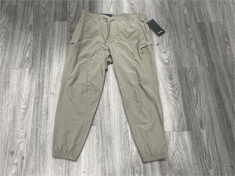 (NEW WITH TAGS) LULULEMON LICENSE TO TRAIN CARGO JOGGER PANTS SIZE XL
