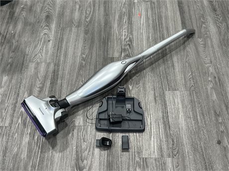 PANASONIC CORDLESS VACUUM W/ATTACHMENTS (Converts to hand vac) - WORKS