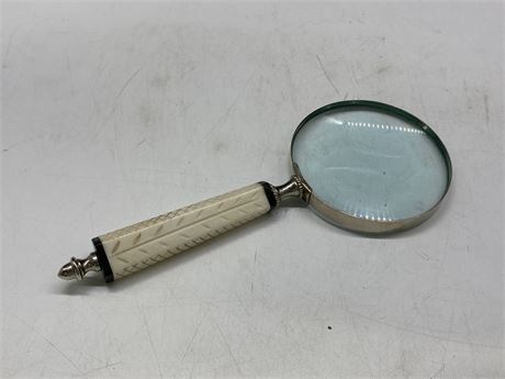 VINTAGE MAGNIFIED GLASS