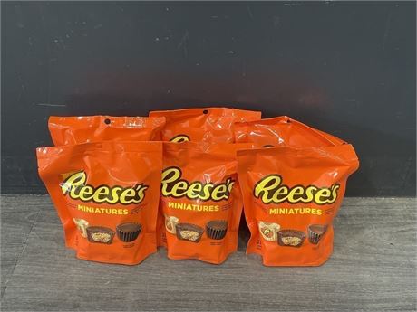 6 NEW BAGS OF REESES MINIATURES 230GRAM BAGS - EXPIRATION 12/2023