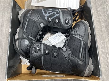 NEW AVALANCHE SURGE JR SNOWBOARD BOOTS - SIZE 4.0