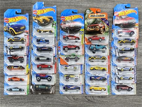 LARGE LOT OF NEW HOT WHEELS