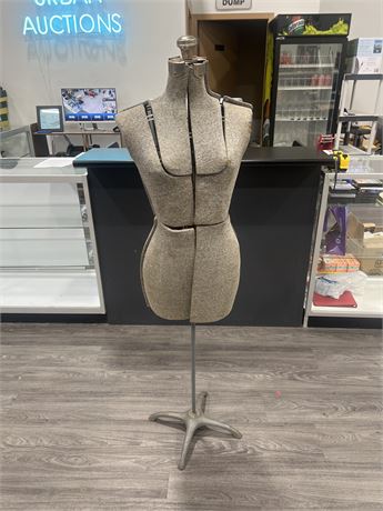 VINTAGE DRESS MAKERS MANNEQUIN ON METAL STAND - 5FT TALL