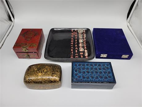 1 CHINESE PLATE, JEWELRY BOXES AND VINTAGE MAKE UP KIT WITH CASE