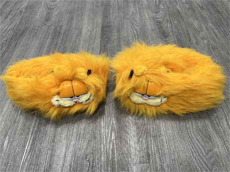 PAIR OF VINTAGE GARFIELD SLIPPERS - NEVER USED - APPRX SIZE 6