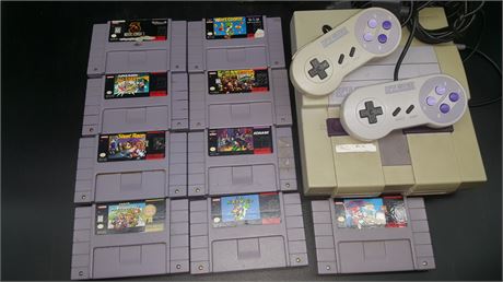 SUPER NINTENDO W/ 2 CONTROLLERS & 9 GAMES (Turns on)