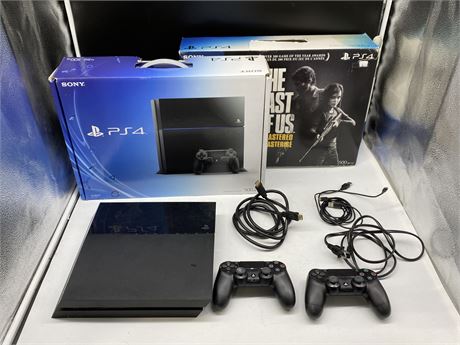 PLAYSTATION 4 COMPLETE W/ 2 CONTROLLERS (Works)