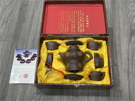 CHINESE TEA POT SET IN WOODEN BOX