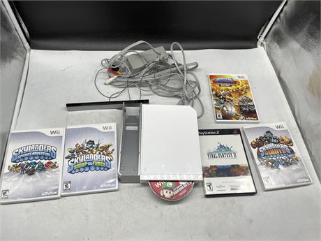 WII COMPLETE WITH NEW SUPER MARIO BROS (DISC ONLY) + 4 SKYLANDER GAMES &