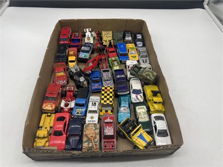 TRAY OF SMALL VINTAGE DIE CAST VEHICLES