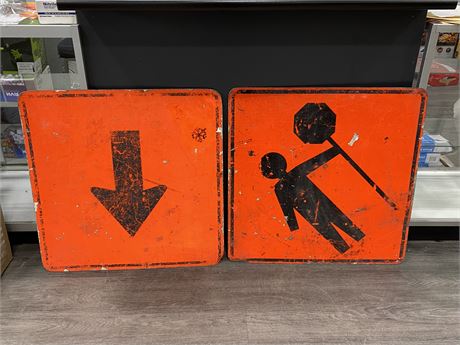 DOUBLE SIDED METAL ROAD SIGN + ARROW SIGN (29.5”)