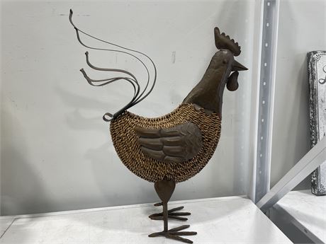LARGE 21”x27” DECORATIVE METAL & WICKER ROOSTER
