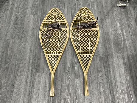 PAIR OF VINTAGE IPL CANADIAN MADE SNOW SHOES - 39” LONG