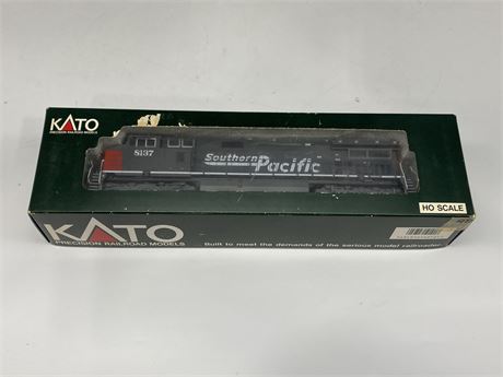 KATO SOUTHERN PACIFIC LOCOMOTIVE TRAIN MODEL - RETAIL $120