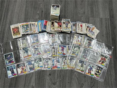 LOT OF VINTAGE HOCKEY CARDS - EARLY 80’S
