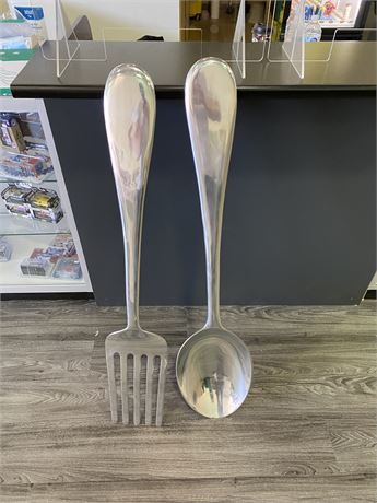 4 FOOT TALL METAL DECORATIVE FORK AND SPOON