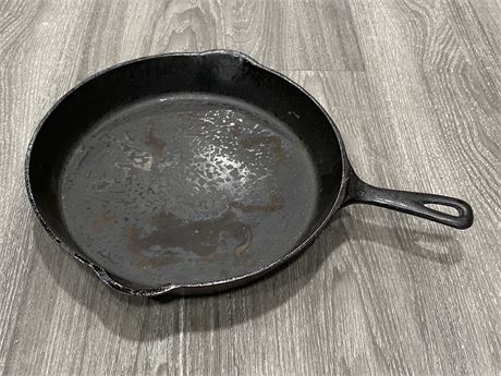 VINTAGE CAST IRON FRYING PAN (12”)